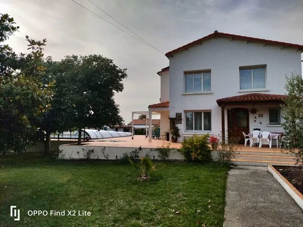Maison Saint Jean D Angely 12 pièce(s) 210 m2