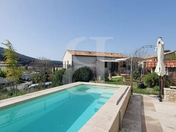 Villa récente avec piscine et vue dégagée dans la région de