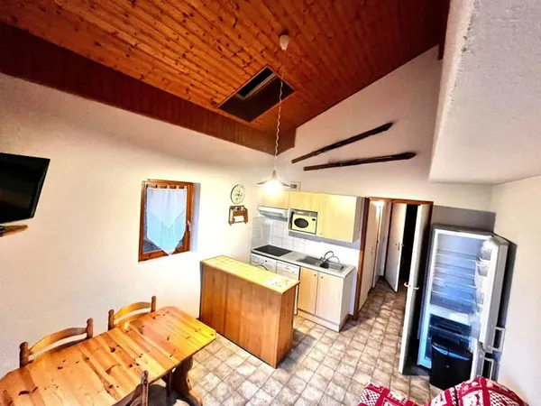 Appartement 3 pièces de 44M2 utile (35m2 carrez) OFFRANT une VUE DEGAGEE avec GARAGE, place de PARKI