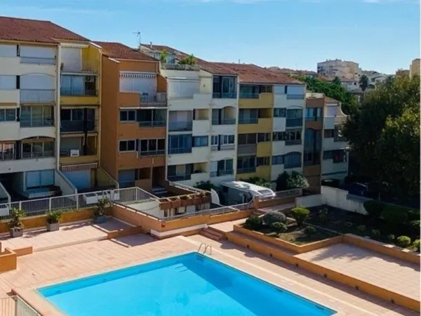 Appart studio 4 personnes ( piscine privée, balcon côté port et piscine )