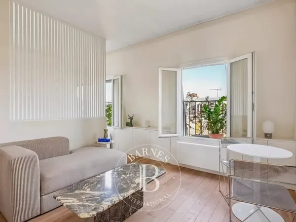 PARIS 18 - DERNIER ETAGE - ASCENSEUR - REFAIT PAR ARCHITECTE - UNE CHAMBRE