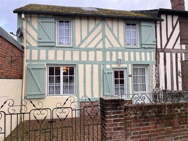 Maison située à 5 km de Vimoutiers, dans un village. Complétement rénovée, elle offre une ambiance c