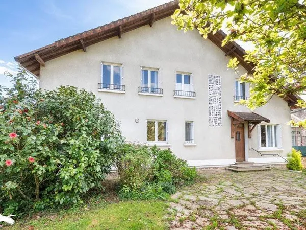 Maison 8 pièces 233 m²