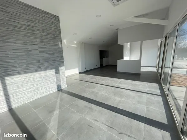 Local d'activité 75m2 avec Terrasse et Parking