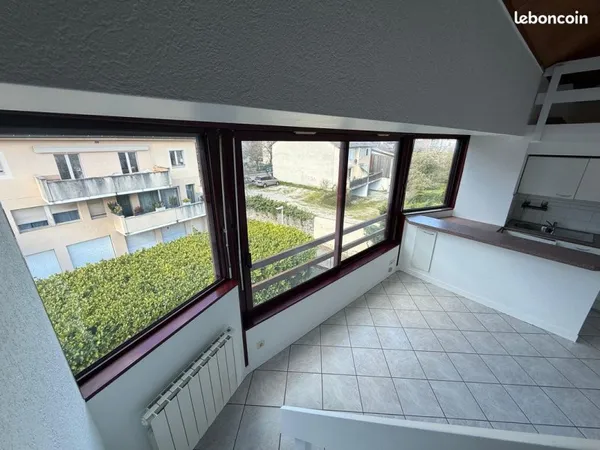 Ferney centre - appartement lumineux avec mezzanine, parking inclus, 2 min du bus pour Genève