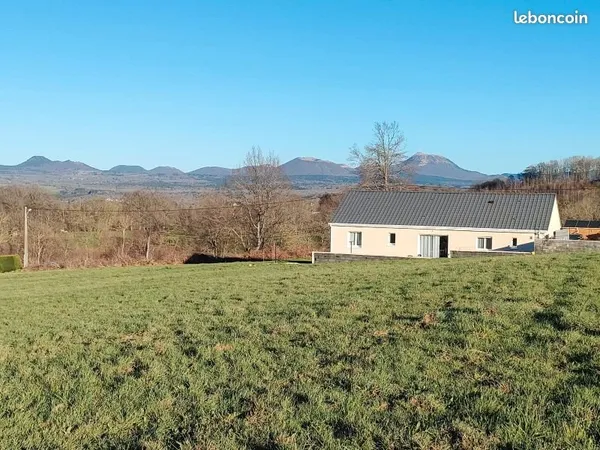 Terrain constructible Bromont-Lamothe (30 Km de Clermont Ferrand) vue Chaine des Puys et Puy de Dôme