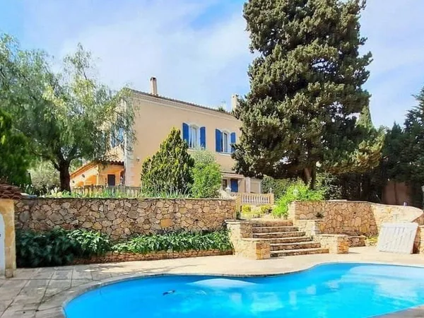 Maison 7 pièces 215 m²