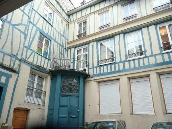 EEMPLACEMENT MOTE DS COUR - ROUEN - Référence : 200-012