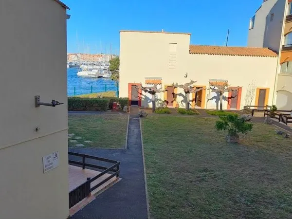 LE CAP D'AGDE: Île des pêcheurs: Studio /cabine au 1er étage avec vue jardin, bon état général!