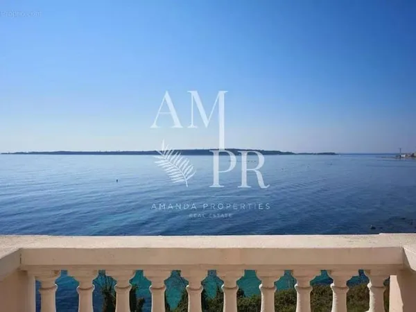 Villa pied dans l'eau, unique à Cannes avec accès mer privé.