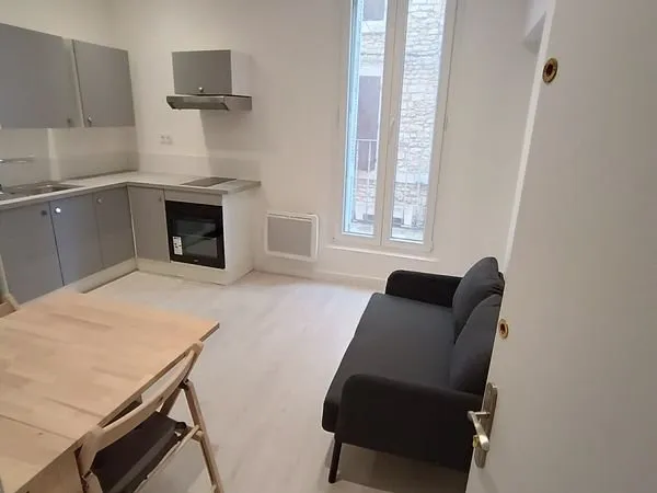 T2 avec balcon rénové et meublé à neuf en centre-ville Apt