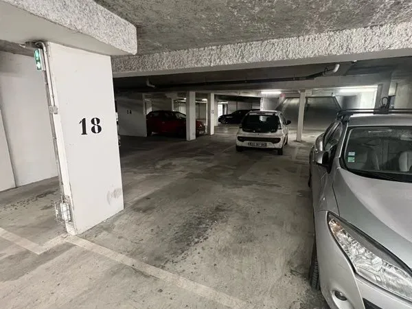 Place de parking près de la gare