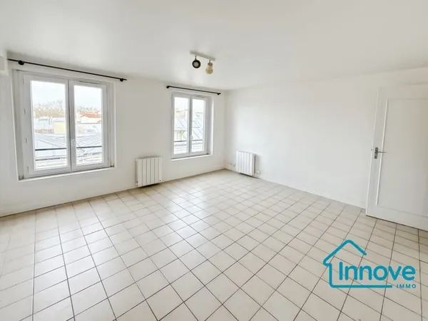 Studio lumineux au dernier étage- Quartier Notre-Dame