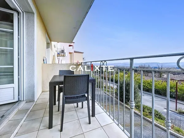 CALLIAN VENTE STUDIO MEUBLÉ TERRASSE VUE