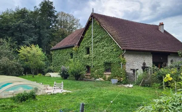 Maison familiale au calme avec piscine et dépendance