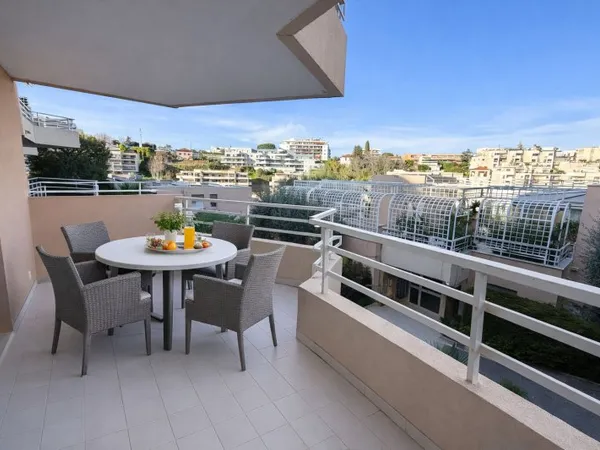 Nice Ouest FABRON 4 pièces A Rénover Belle Terrasse Résidence Piscine Double Parking