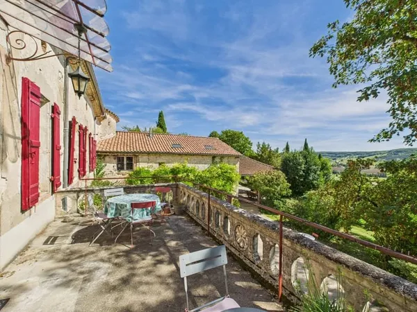 Superbe maison du 17ème siècle avec piscine au coeur d'un bourg médiéval