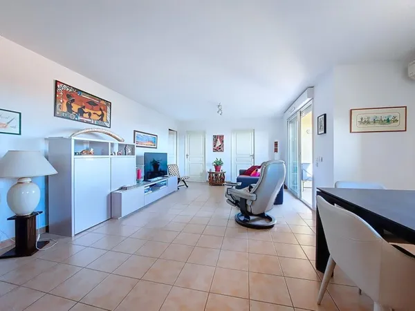 Appartement rénové avec terrasse et parking