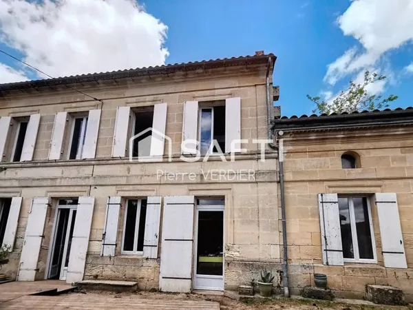 Maison en pierres, fond d'impasse, grand séjour