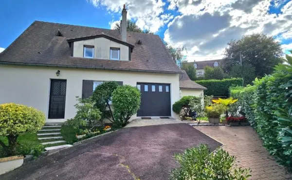 Maison de type 6, sur un terrain de 573 m², garage privatif et jardin, sur la commune de Coulounieix