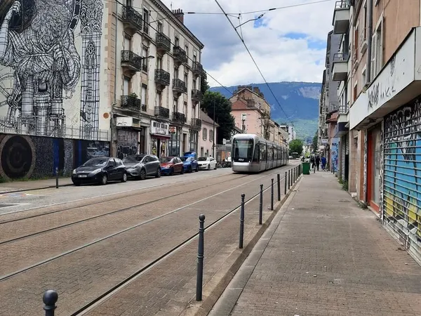Local commercial rénové 53 m² - Berriat / Le Magasin - Grenoble