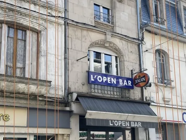Immeuble Libre avec Bar (licence4) et habitation