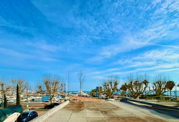 T3 face au port Golfe Juan