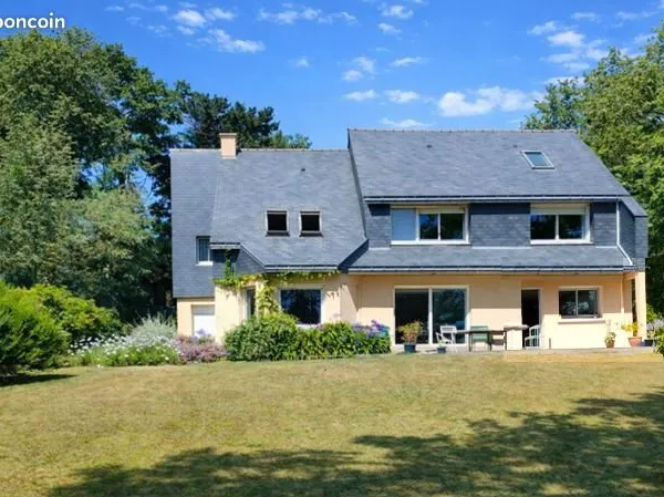 Grande maison familiale 260 m² - 6 chambres - Terrain 3 644 m² - Redon calme & proche commodités