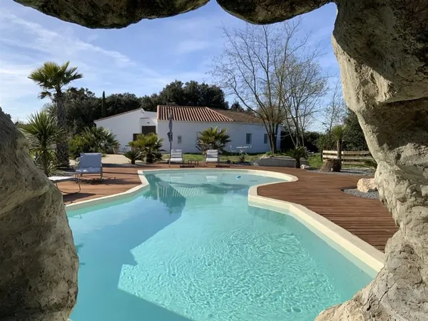 Villa de plain pied à 10 minutes d' Uzès sur un beau terrain de 2200 m2 avec piscine.