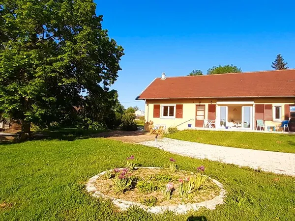 Jolie maison vue jura