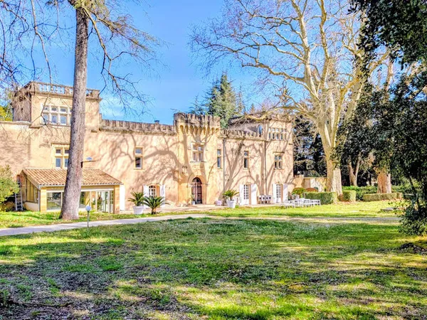 Complexe hôtelier (Murs et fonds) d'un ancien et magnifique relais de chasse