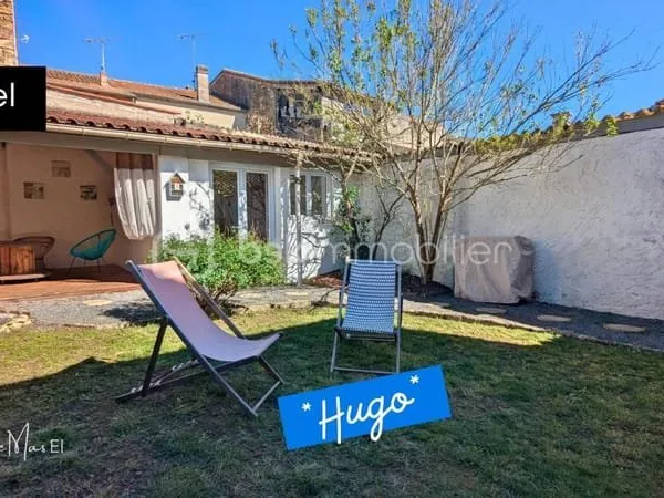 Maison de ville avec jardin, terrasse, garage, dépendance - prête à vivre