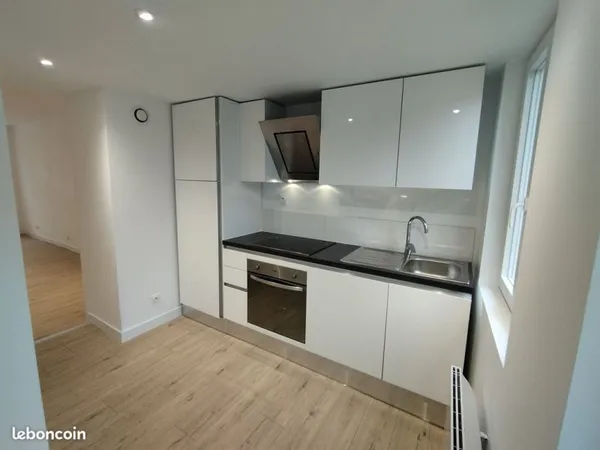 Maison rénovée centre-ville, 3 chambres, tout équipée, cour privative - proche commerces et services