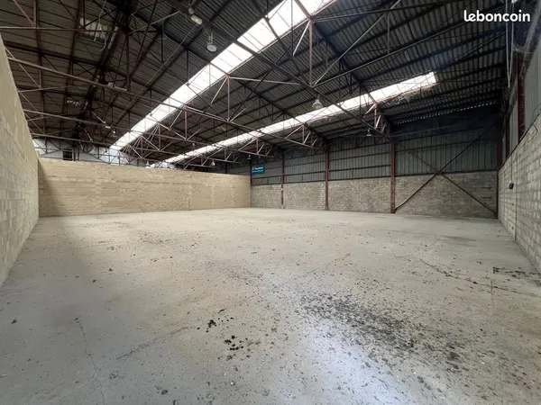 Local d'activité 980m² (Int/Ext) - Rare sur le secteur - Le Châtelet-en-Brie - Direct propriétaire