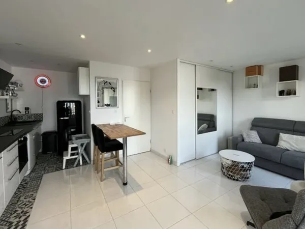 BEAU STUDIO COSY RENOVE DE 32 M2 AVEC BALCON