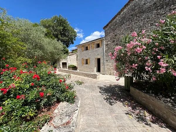 Maison en pierre dans joli village, Montpezat de Quercy