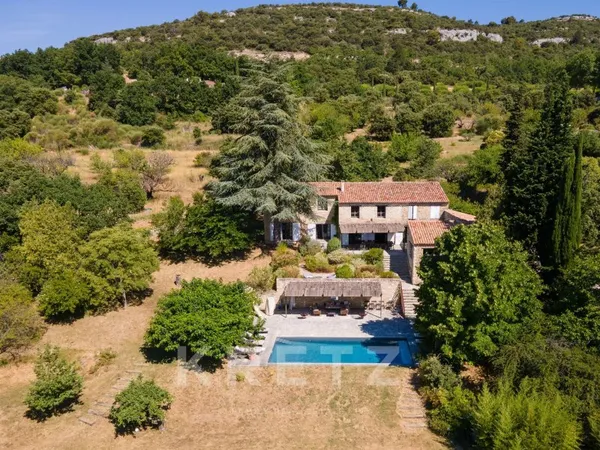 EXCLUSIVITÉ GORDES, MAS EN PIERRE D'EXCEPTION DE 317 M2, 4 HECTARES, VUE PANORAMIQUE