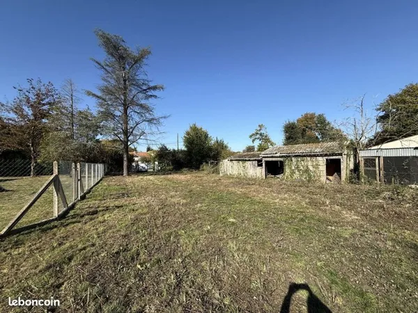 Terrain constructible 556 m² à Saint-Georges-des-Coteaux (17810)