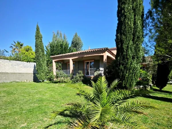 Très belle comtemporaine sur magnifique terrain avec piscine