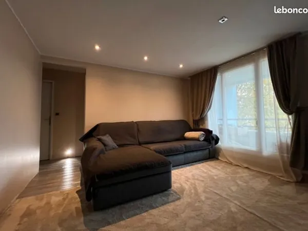 Chambre lumineuse en colocation