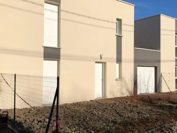 Maison contemporaine de 2016 Jardin et garage