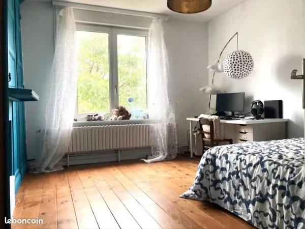 Grande maison avec cachet et hangar