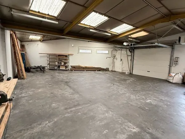 à vendre local professionnel avec atelier et bureaux