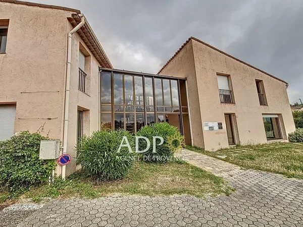 Immeuble commercial 77 m²