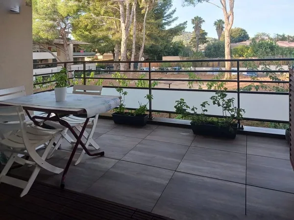 Appartement T3 avec parking et Terrasse sur Six fours les pl