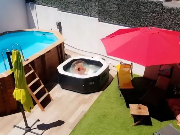 Maison de ville avec piscine dans résidence sécurisée a 2mn du centre ,de l école et du college