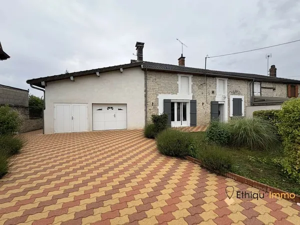 Maison de village avec un joli jardin