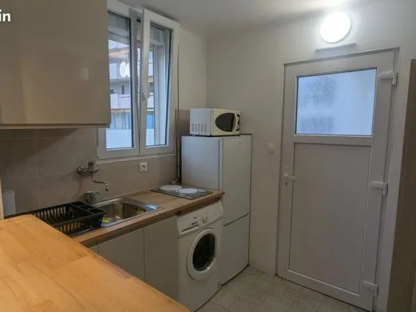 Studio meublé 20 m2 centre golfe juan GARANT OBLIGATOIRE