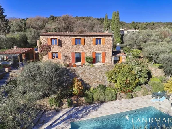 Belle propriété authentique en pierres avec piscine et vue mer