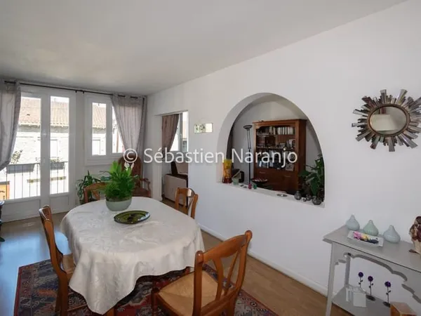 Appartement traversant en excellent état, situé à seulement